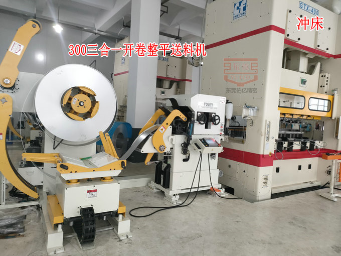 三合一開(kāi)卷整平送料機在新能源鋰電池電池殼自動(dòng)化沖壓中起到什么作用？